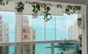 Apartamento com um linda vista para o mar